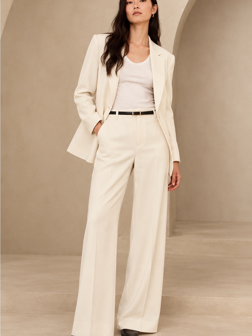 Banana Republic Tailored Straight Leg Pant Straight Leg Pants in Cream Size 6